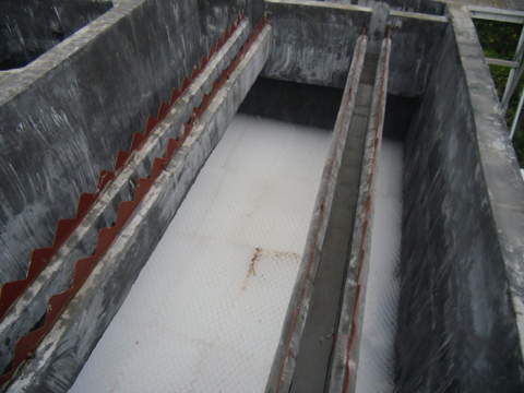 我公司蜂窩斜管濾池裝填現(xiàn)場